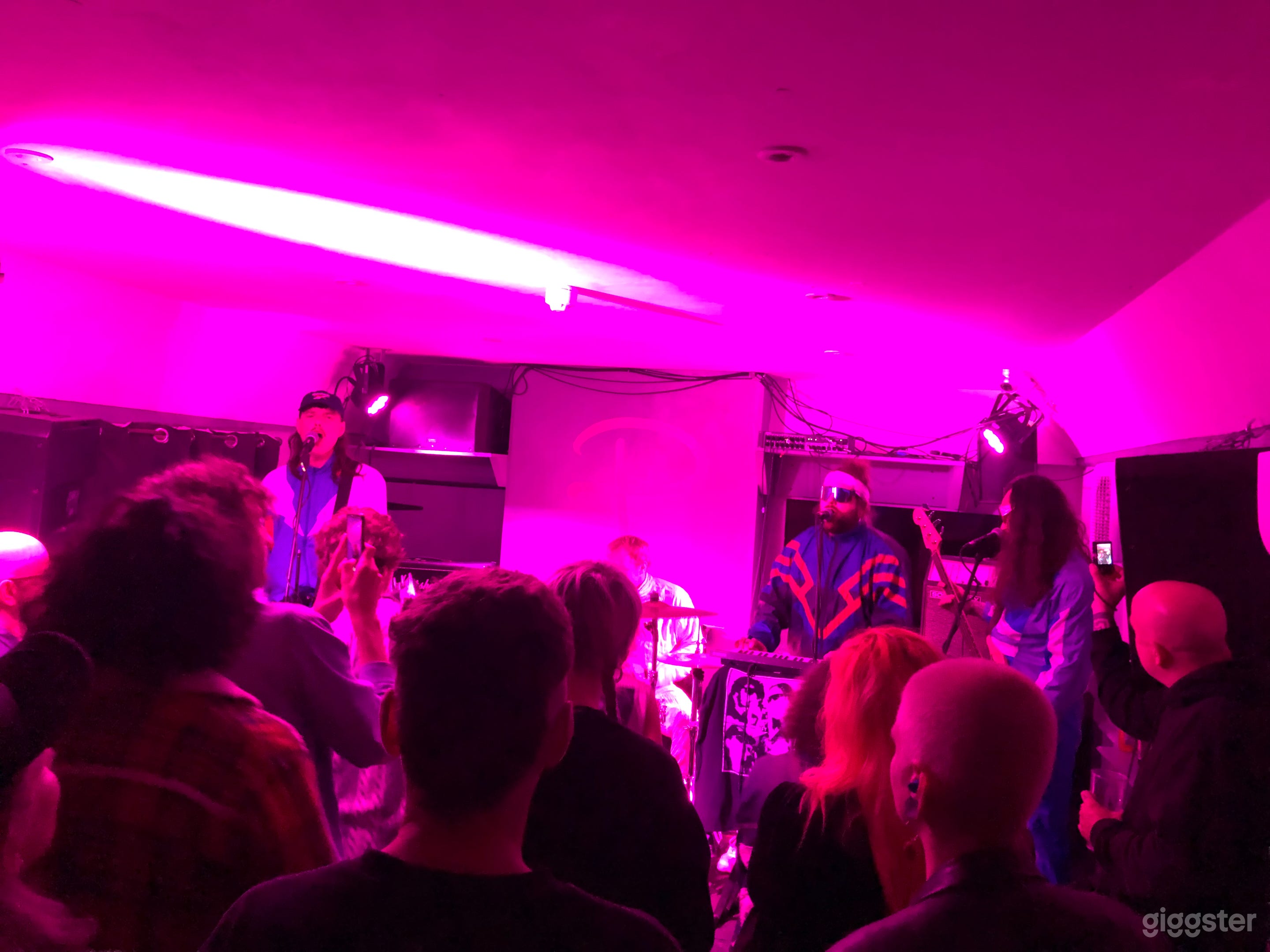 Small independant rock venue with vegan food in Brighton Photo 3