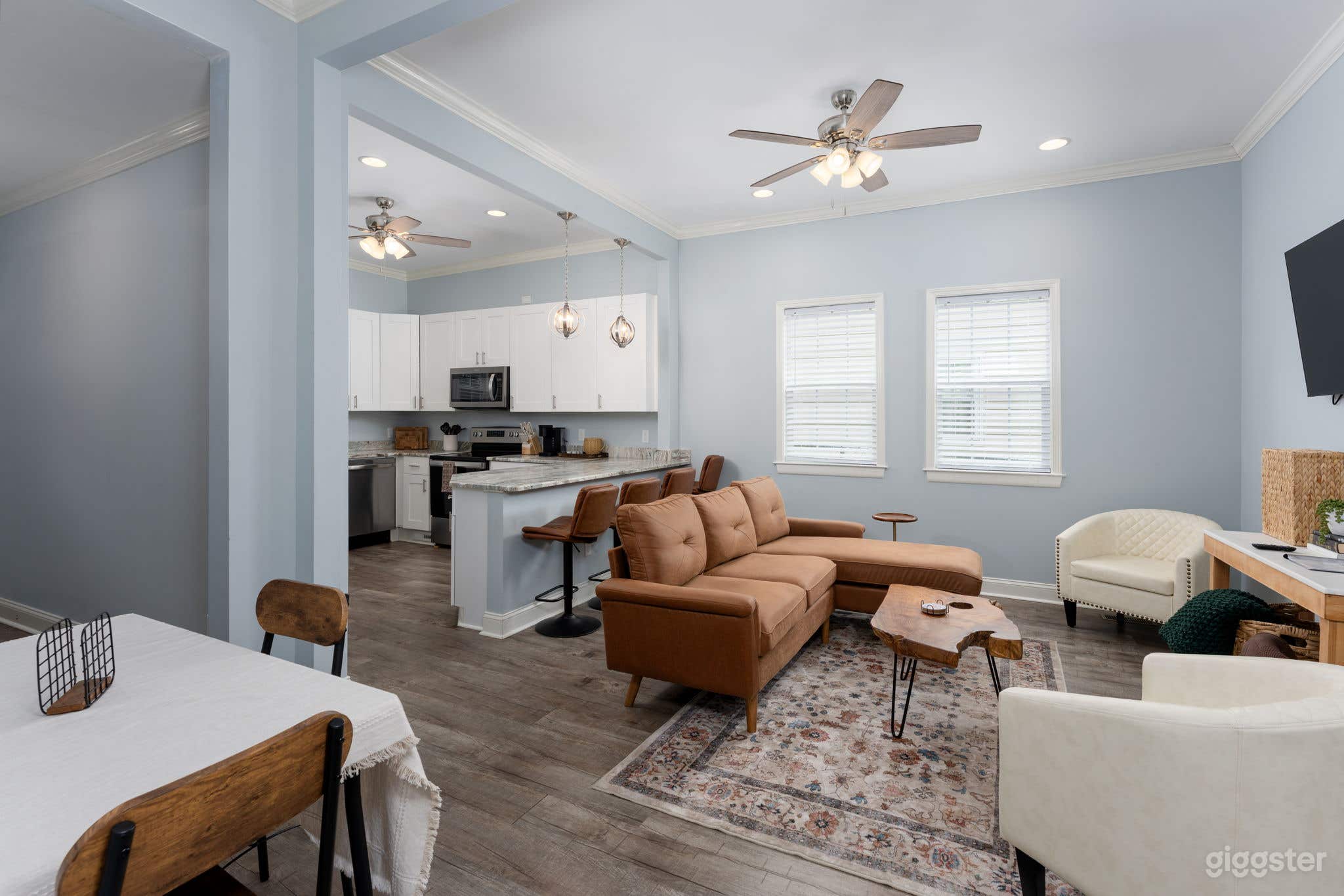 Spacious, Bright &amp; Clean Downtown Bungalow Home Photo 4