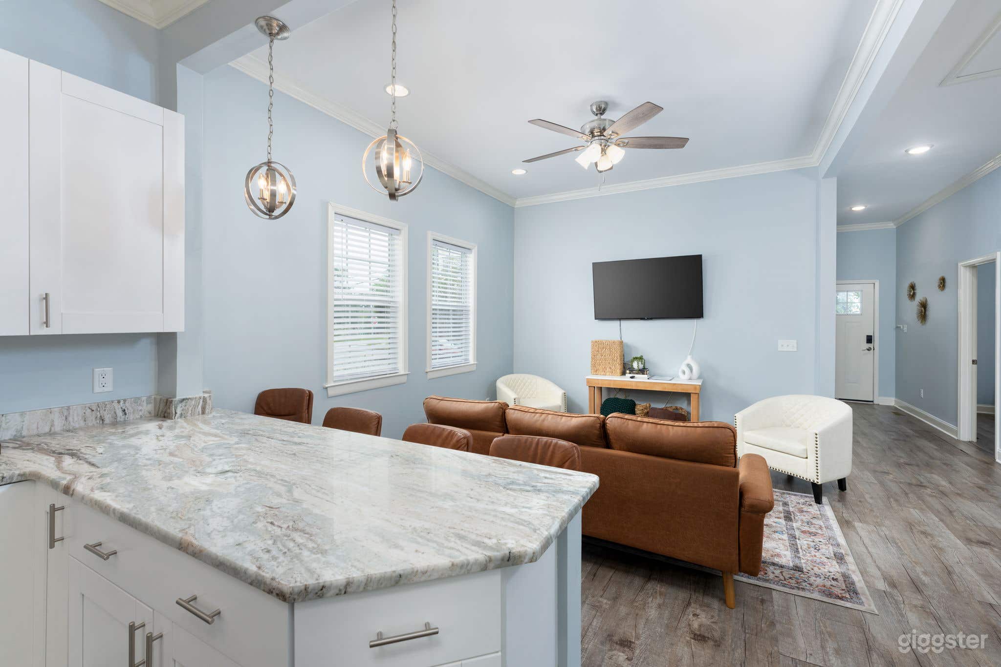 Spacious, Bright &amp; Clean Downtown Bungalow Home Photo 3