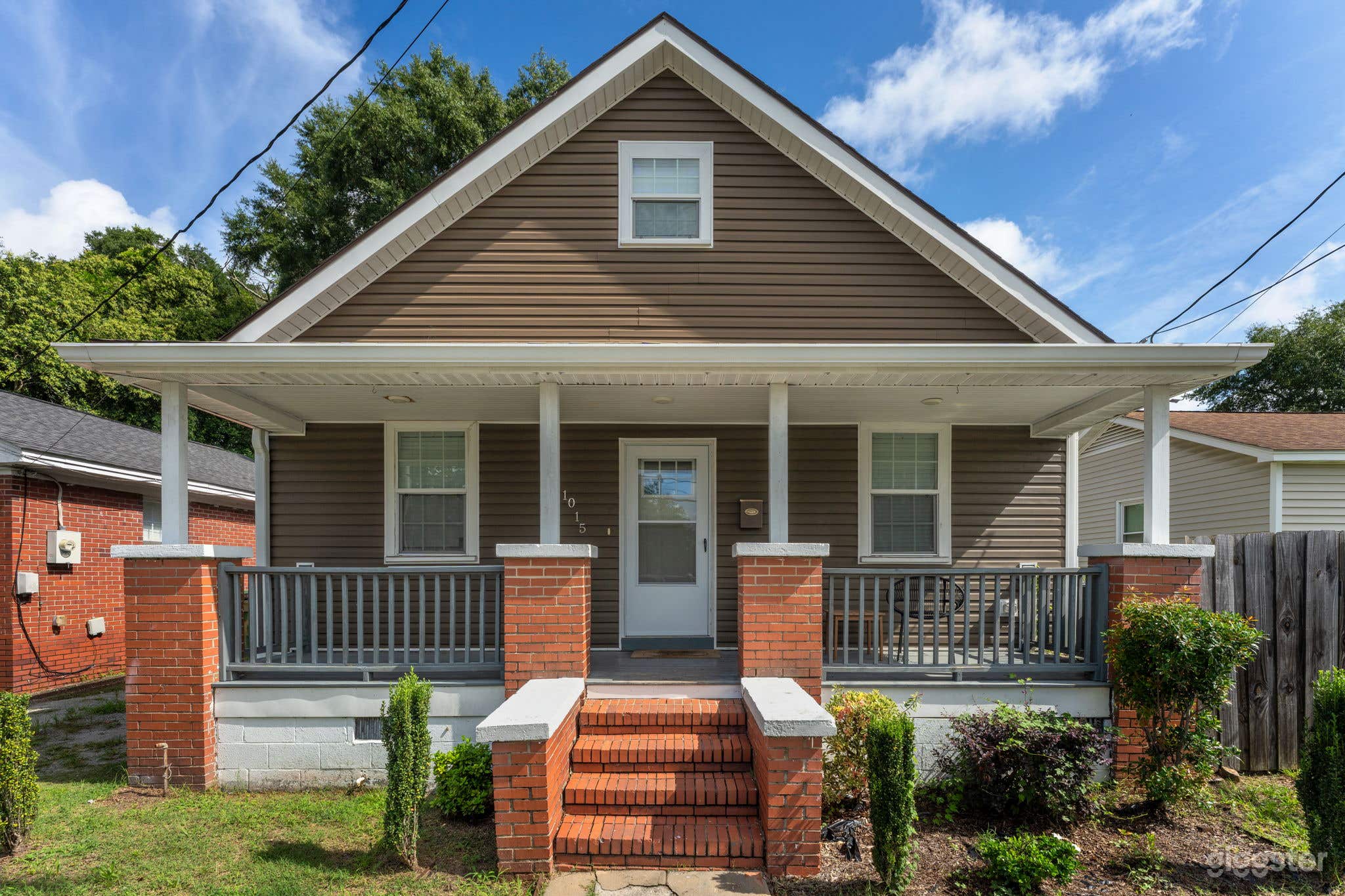 Spacious, Bright &amp; Clean Downtown Bungalow Home Photo 1