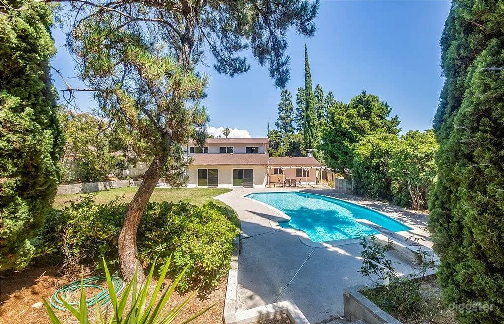 Beautiful Large Pool &amp; Scenic Backyard Photo 4