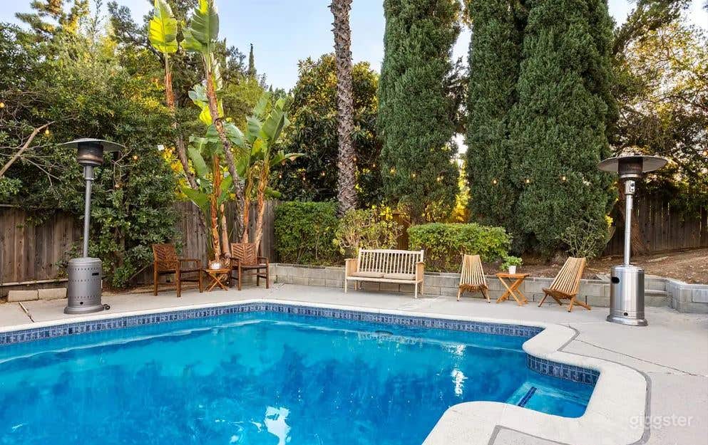 Beautiful Large Pool &amp; Scenic Backyard Photo 2
