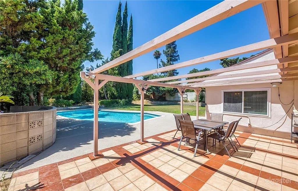 Beautiful Large Pool &amp; Scenic Backyard Photo 3