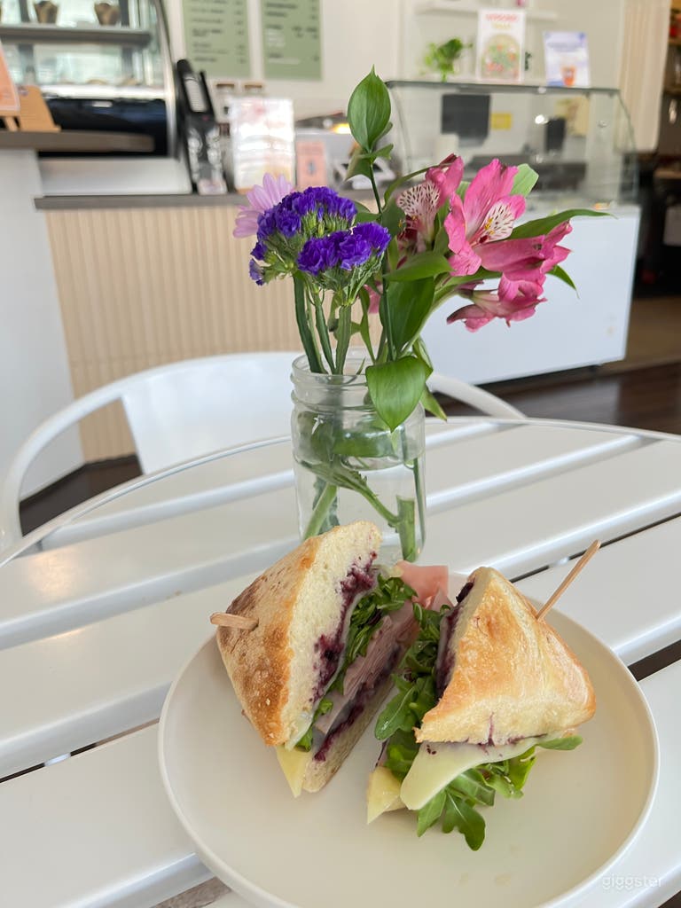  A Cozy and Inviting Specialty Coffee Haven 