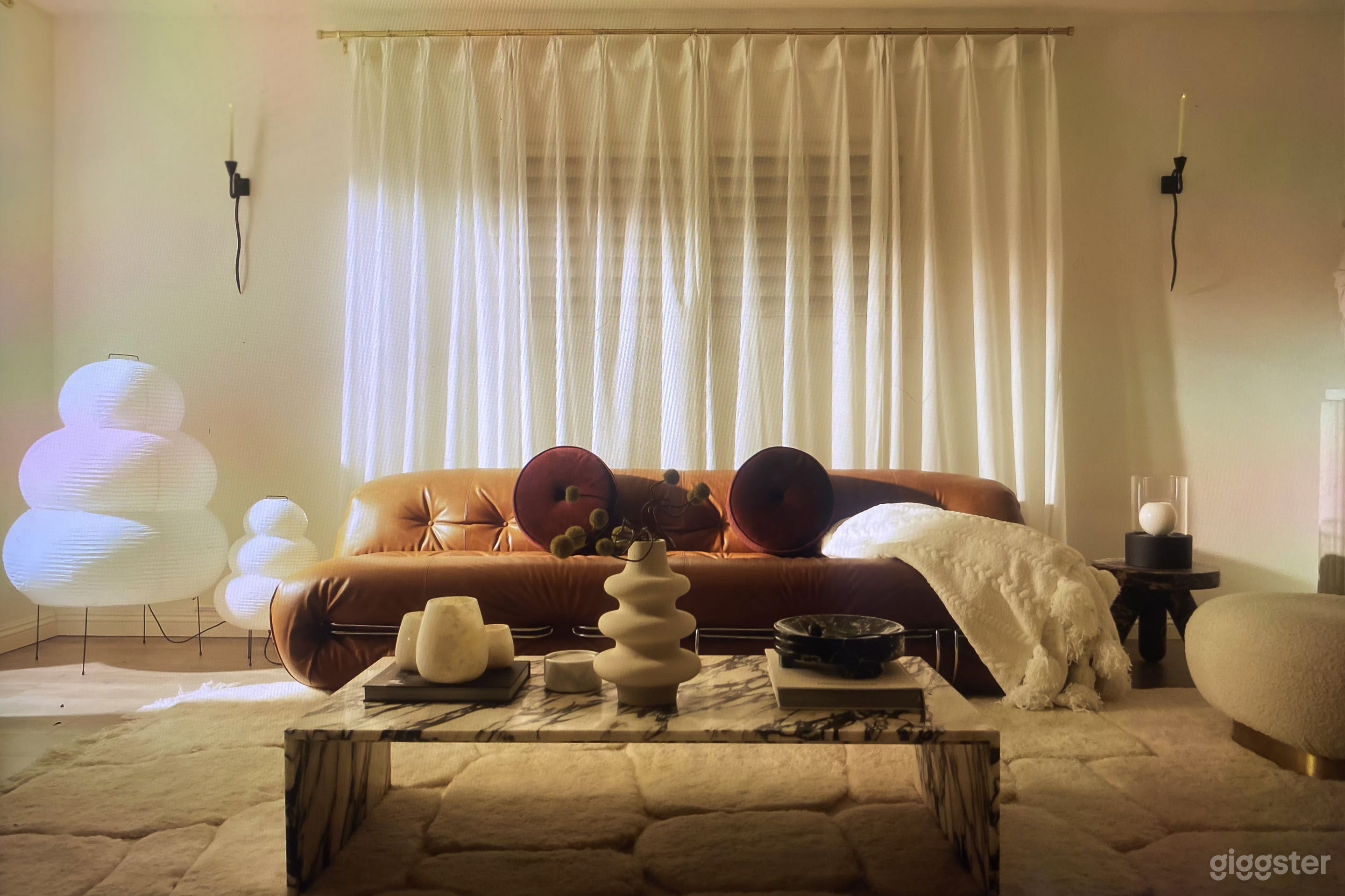 Modern Sculptural Home with Designer Interiors Photo 2