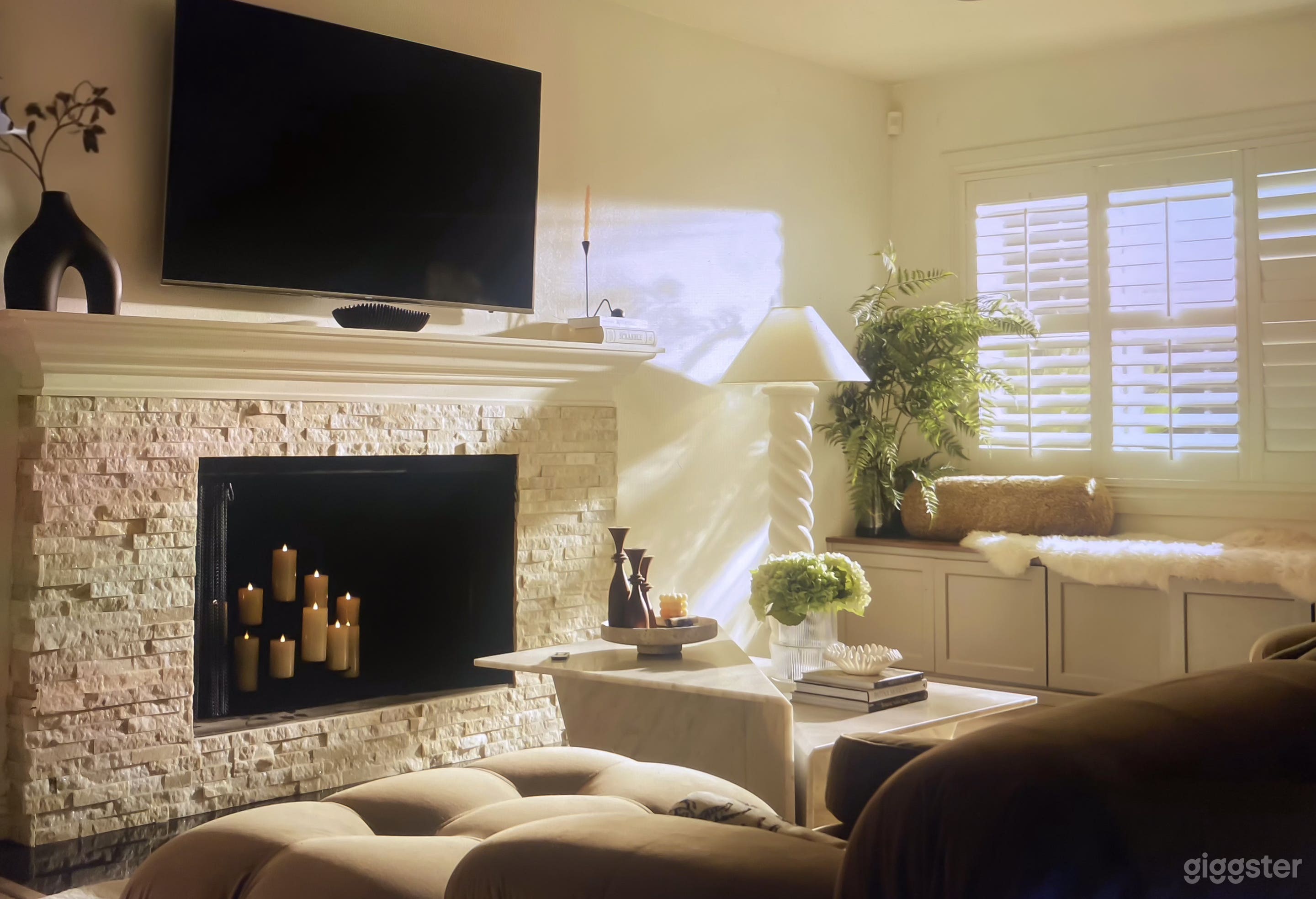 Modern Sculptural Home with Designer Interiors Photo 3