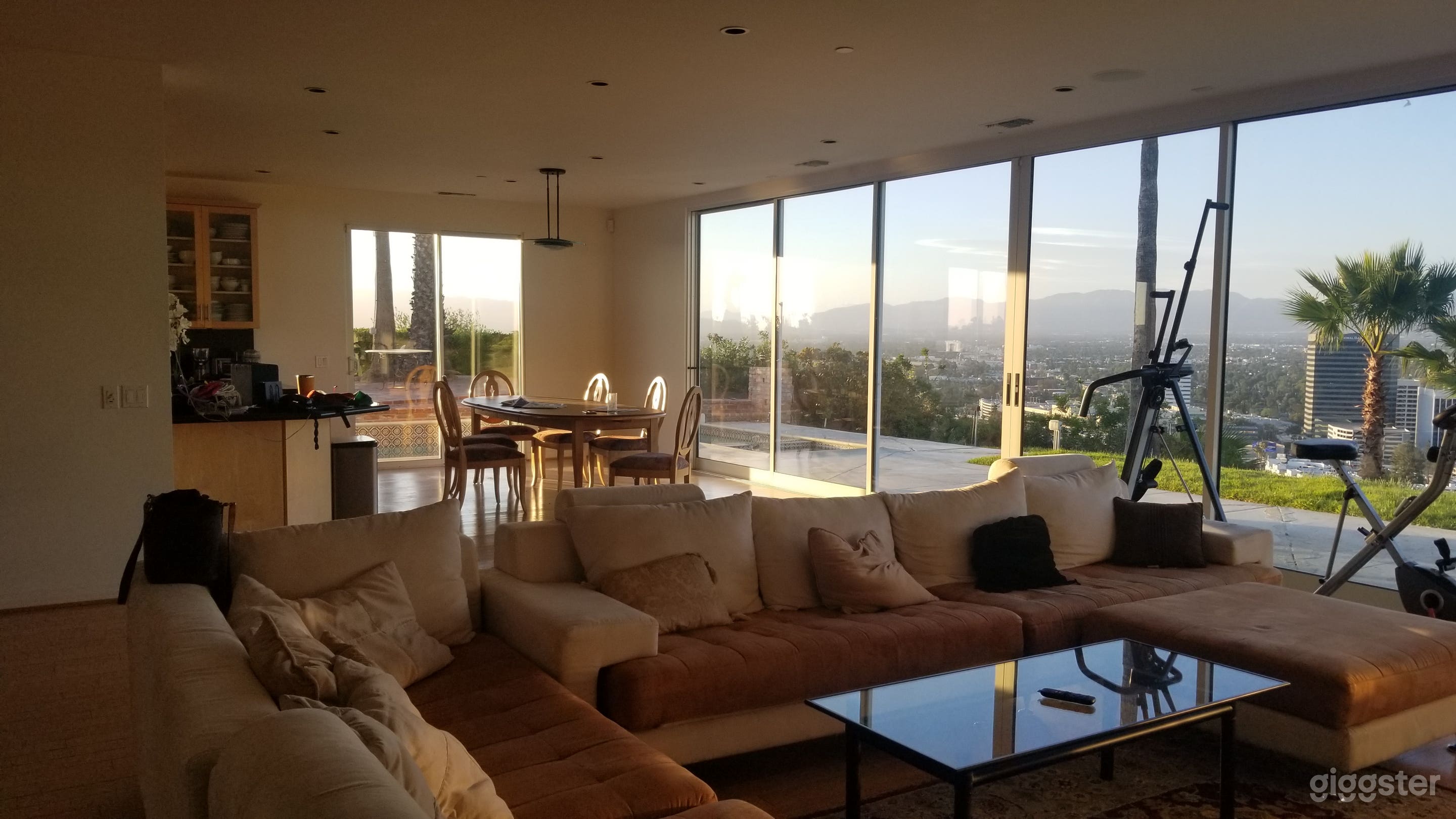 City Lights Mulholland View Palms &amp; Pool Sherman  Photo 1