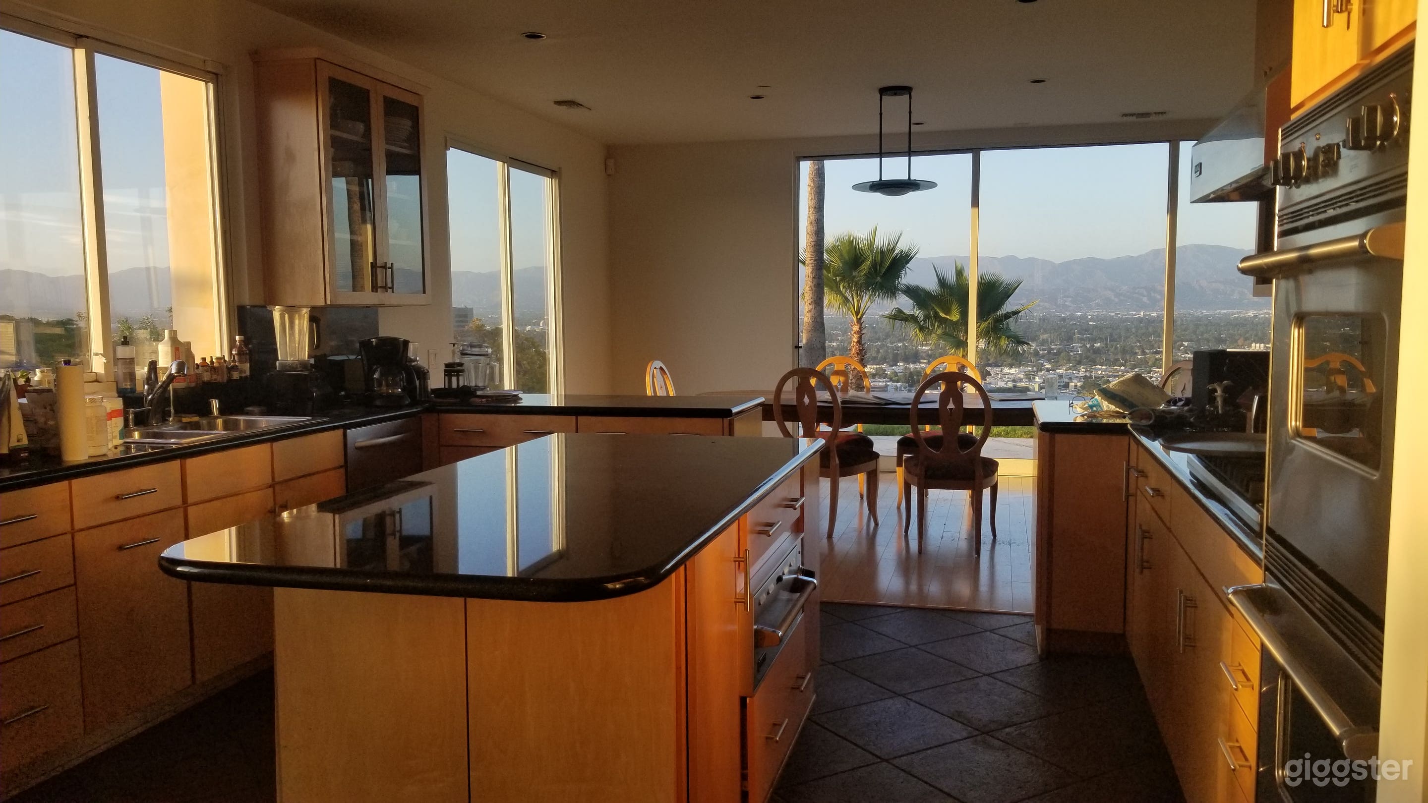 City Lights Mulholland View Palms &amp; Pool Sherman  Photo 3