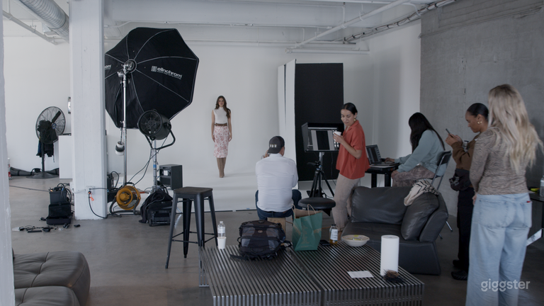  BTS of a photo shoot in Studio E 