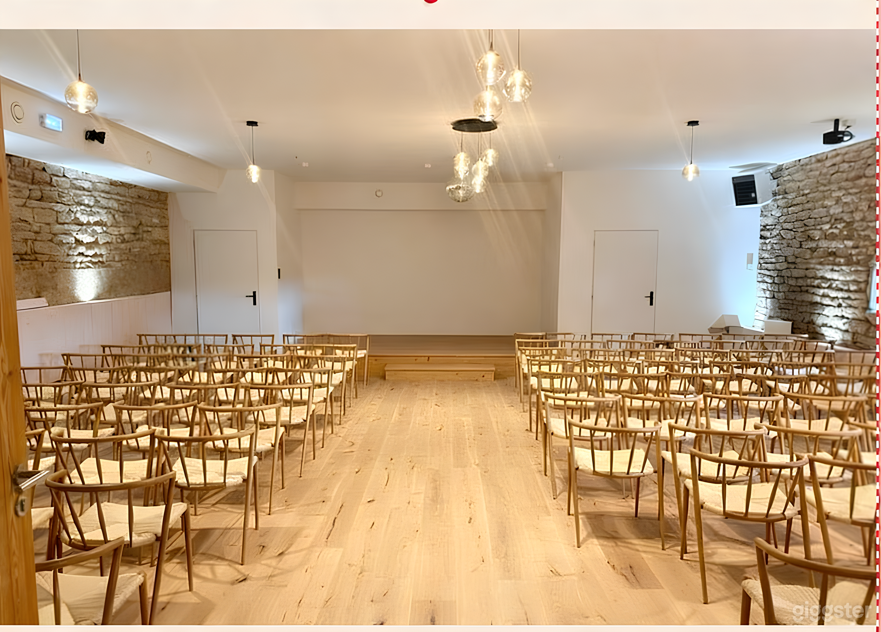 Photo de Salle événementielle authentique en pierre et blanc 1