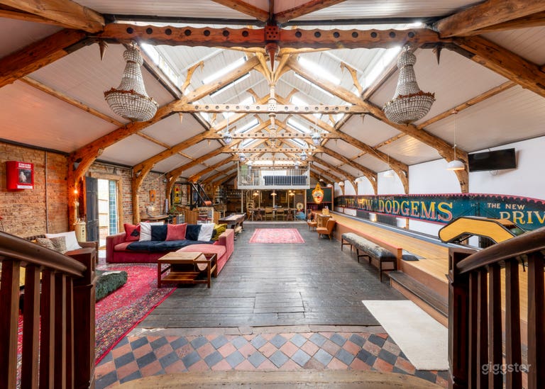  Grand Room with Vaulted Ceiling, Bowling Alley and open plan living 