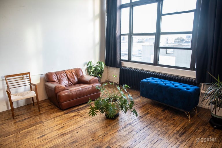  Huge 🌿Beautiful Vintage Loft Studio w/Plants 