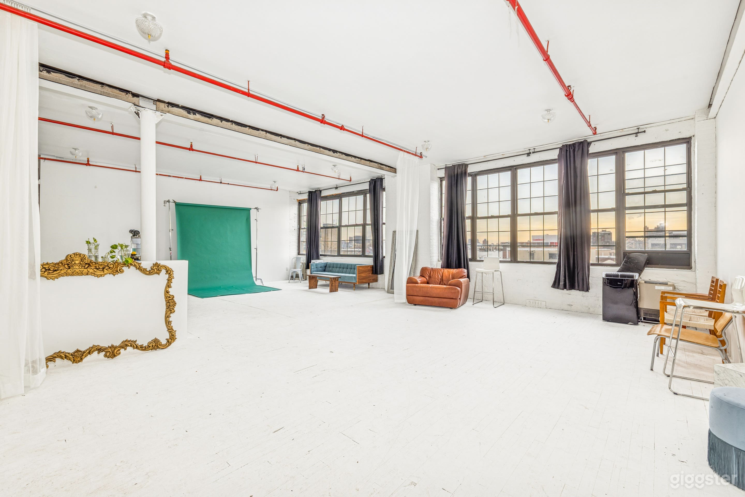 Huge 🌿Beautiful Vintage Loft Studio w/ White Floors Photo 2