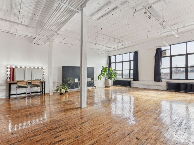 Our bright, beautiful space! With makeup station, plants and movable background 