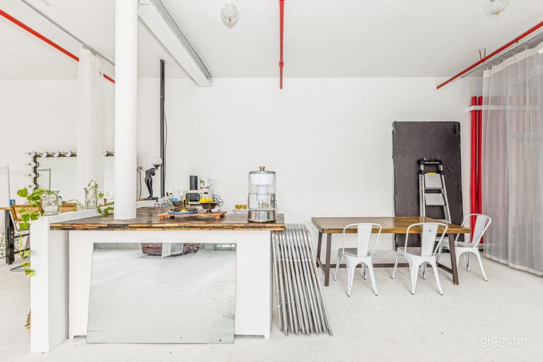  Huge 🌿Beautiful Vintage Loft Studio w/ White Floors 