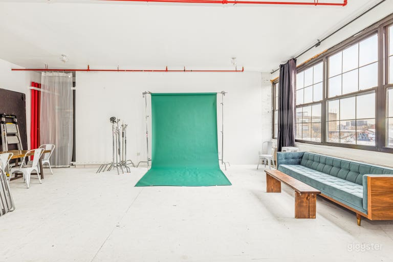  Huge 🌿Beautiful Vintage Loft Studio w/ White Floors 