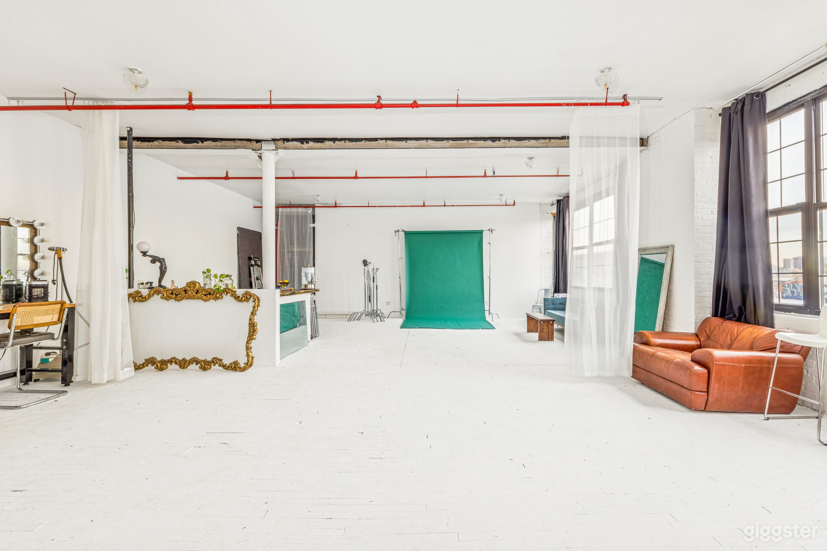 Huge 🌿Beautiful Vintage Loft Studio w/ White Floors Photo 1