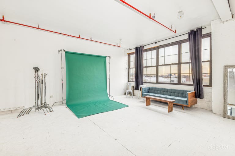  Huge 🌿Beautiful Vintage Loft Studio w/ White Floors 
