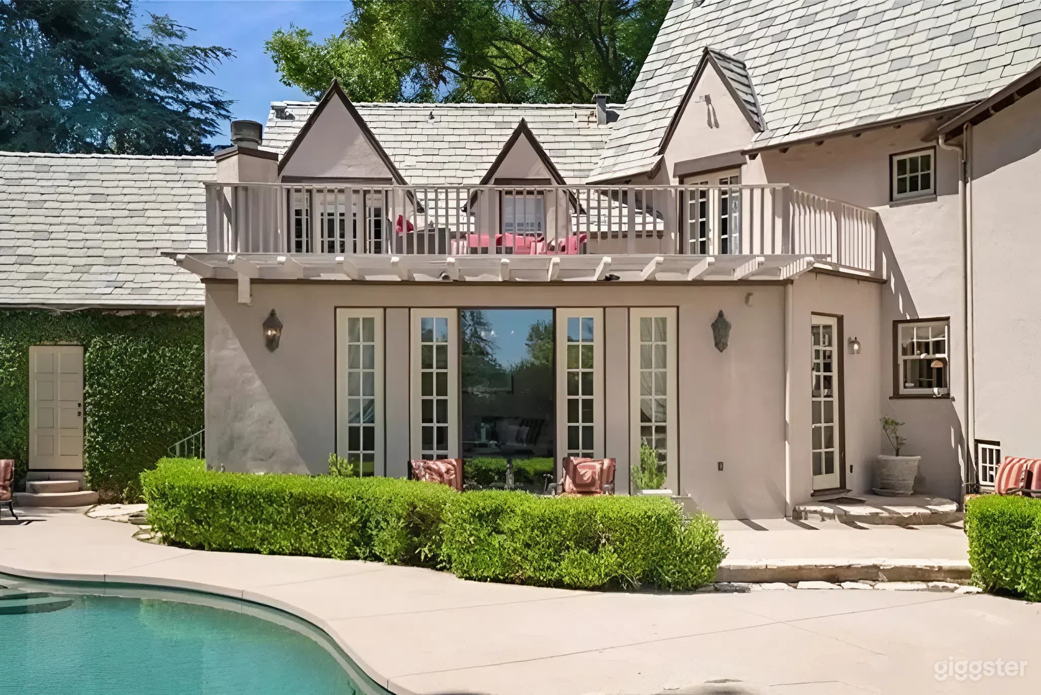Historic Tudor Mansion with Pool & Garden Charm Photo 4