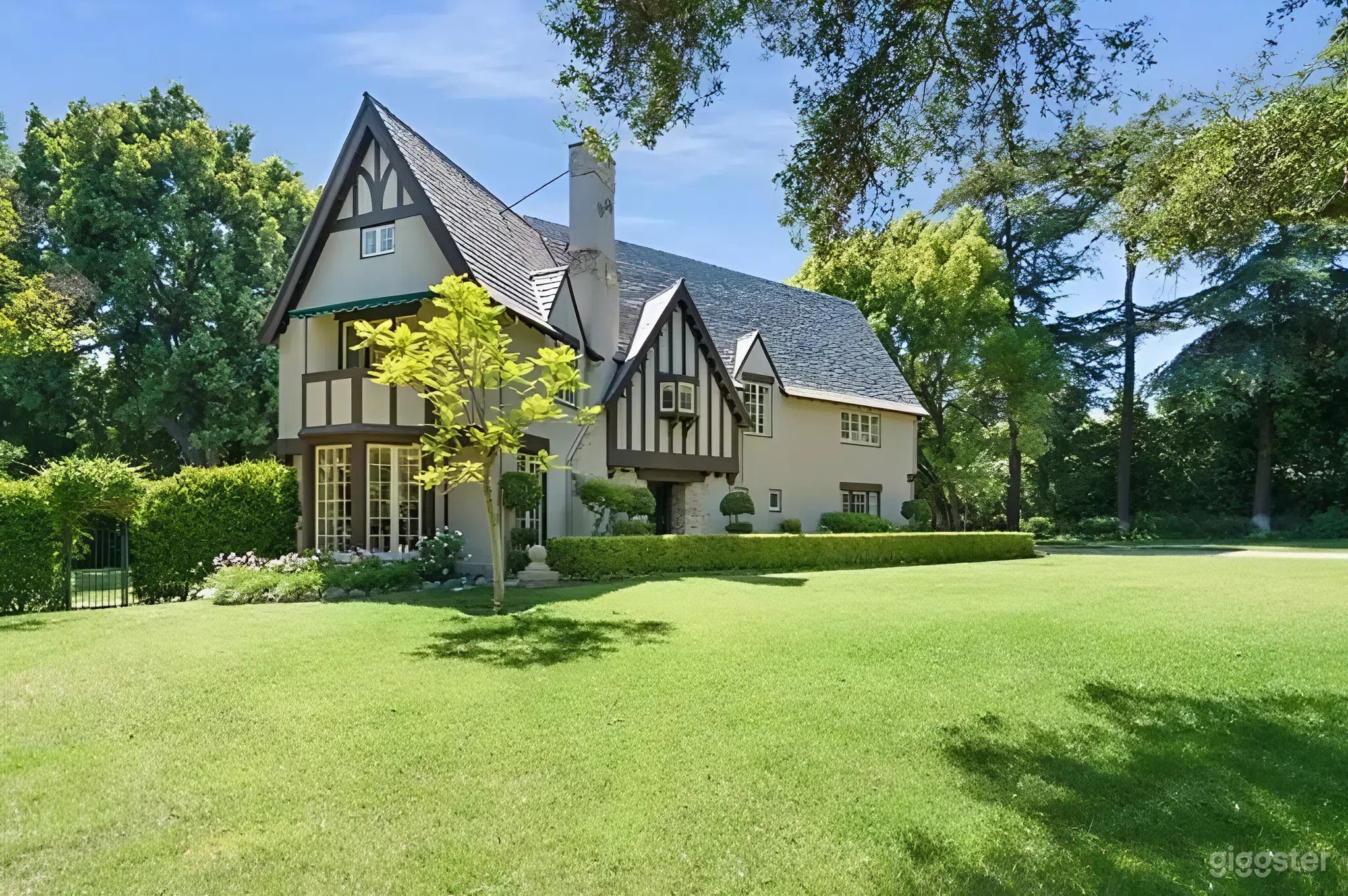 Historic Tudor Mansion with Pool & Garden Charm Photo 2