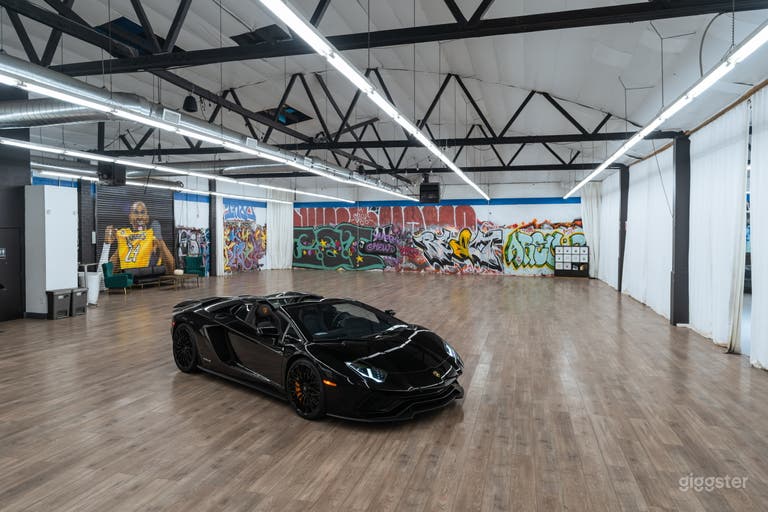  Espacio industrial para eventos con autos nuevos y vintage 