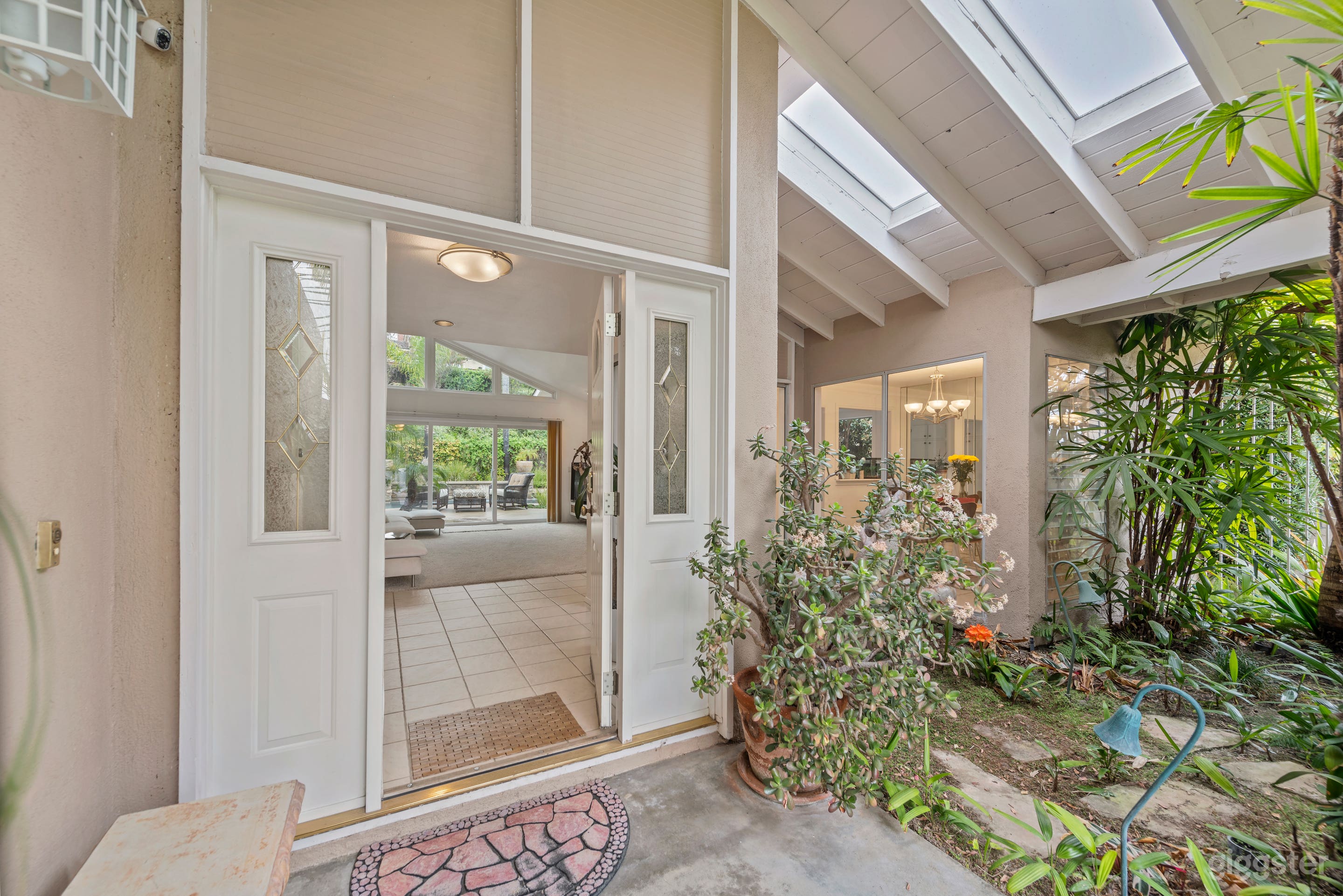 Tropical, contemporary, pool house Photo 3