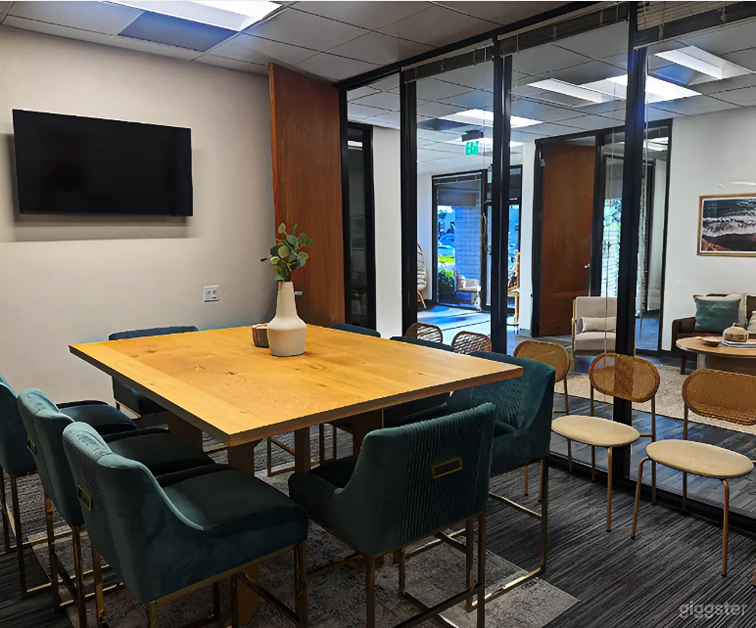 Modern Executive Conference Suite Photo 4