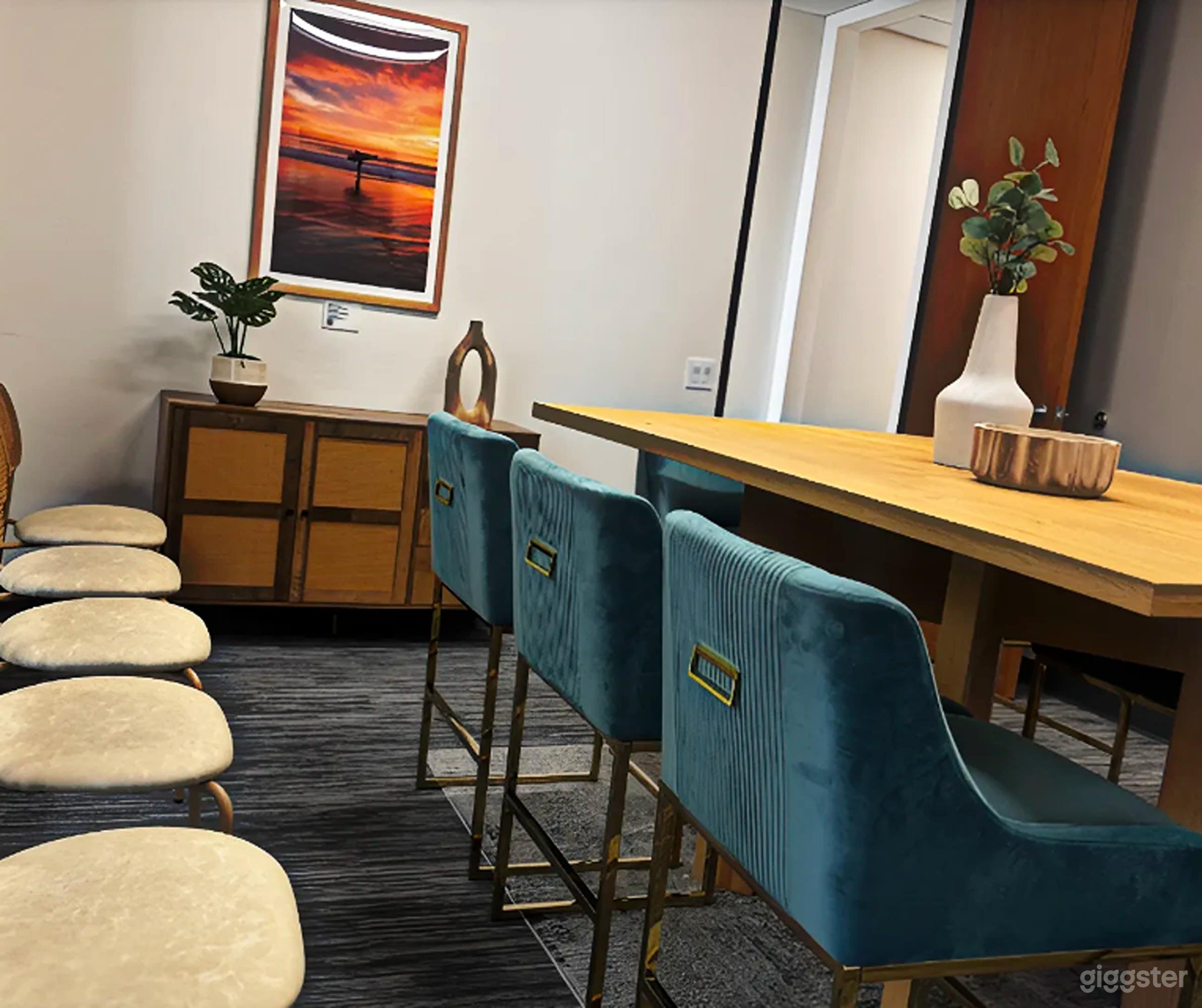 Modern Executive Conference Suite Photo 3