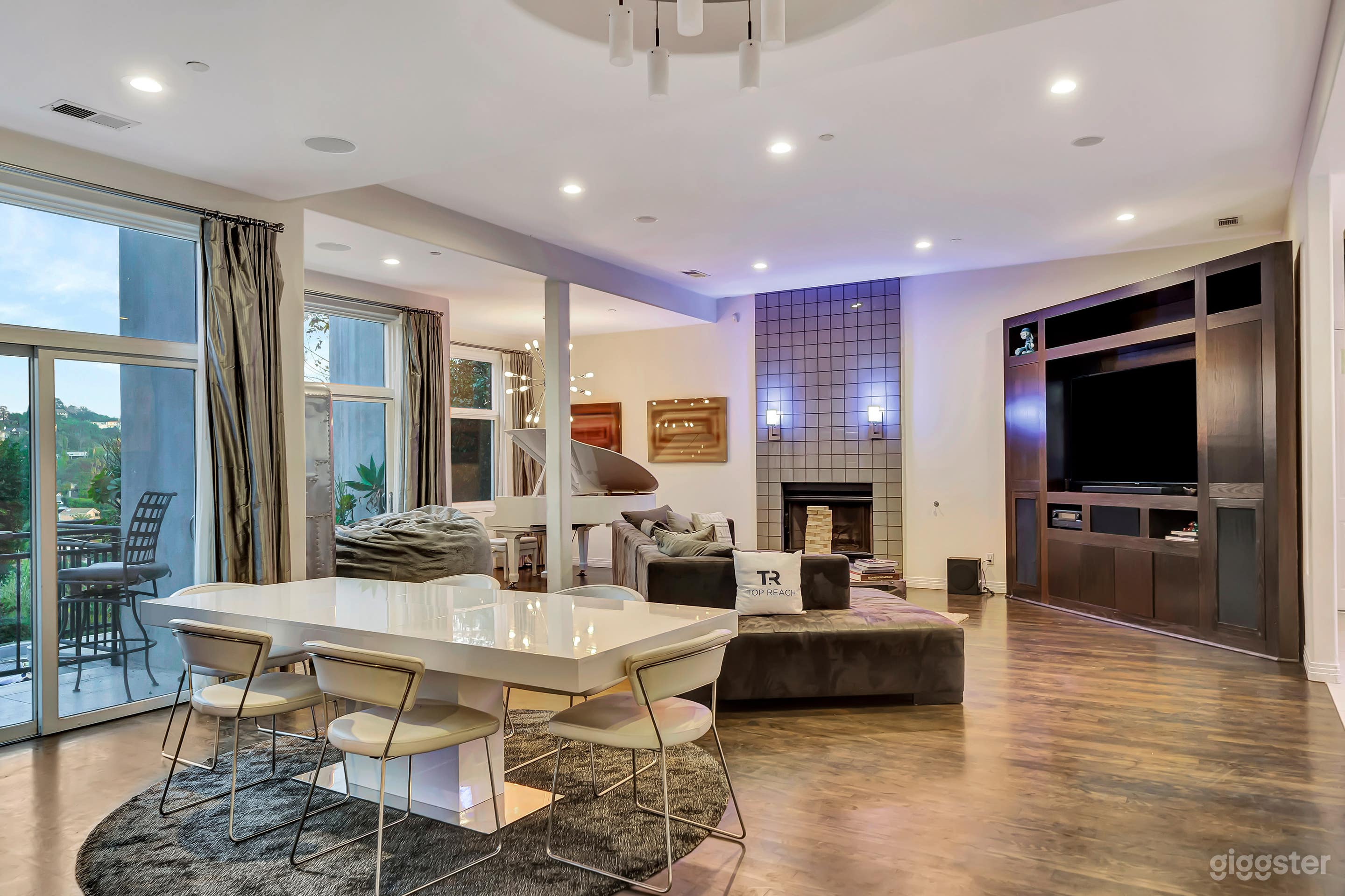 Hollywood Hills Mansion w/ Uninterrupted Views Photo 2