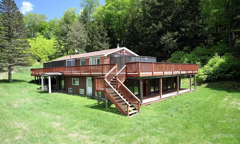 Spacious Charming House in the Woods Photo 1