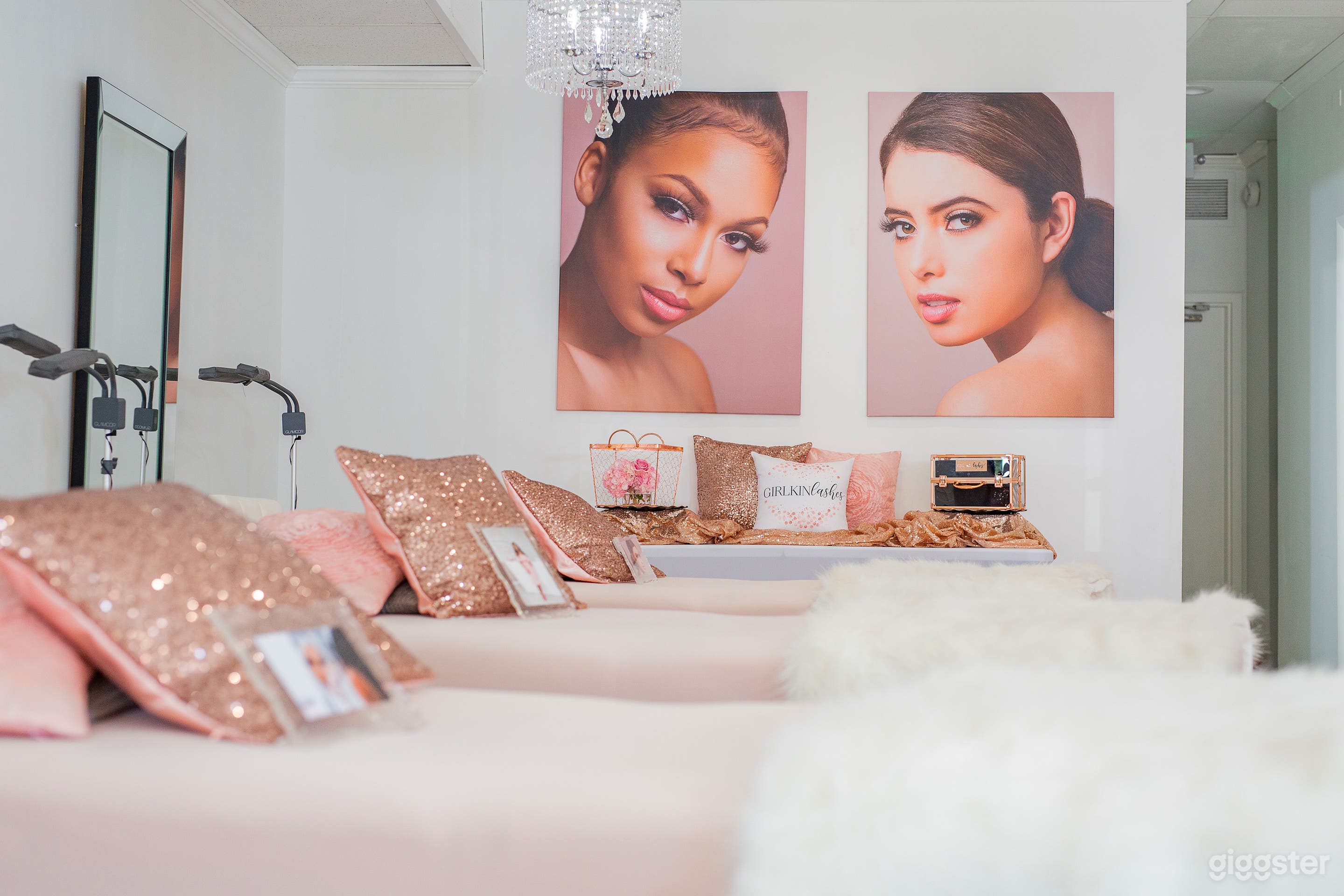 Stunning Picturesque Beauty Lounge Photo 3