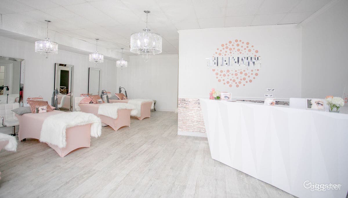 Stunning Picturesque Beauty Lounge Photo 1