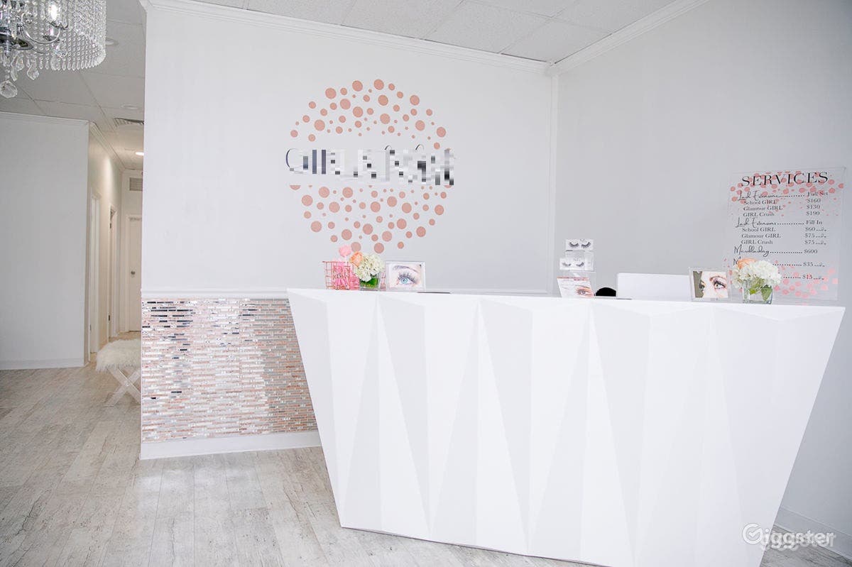 Stunning Picturesque Beauty Lounge Photo 2