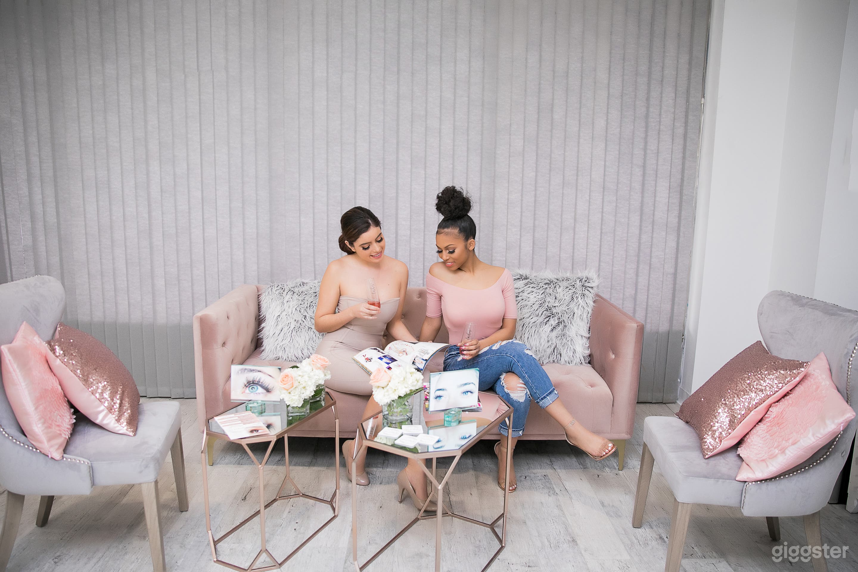 Stunning Picturesque Beauty Lounge Photo 4