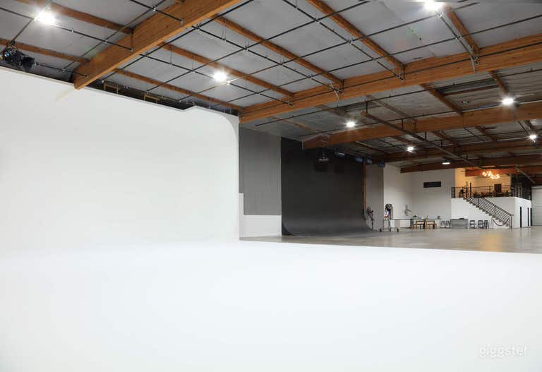  Large Pillarless Shooting Stages With Grids - 3 Cycloramas 