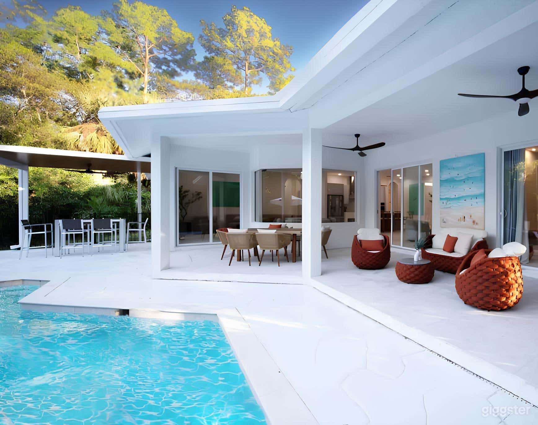 Luxurious Pool Area Photo 3