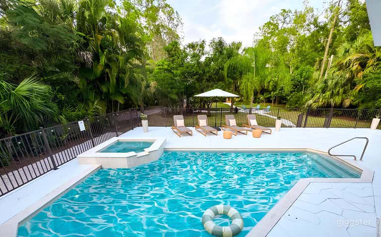  Luxurious Pool Area 