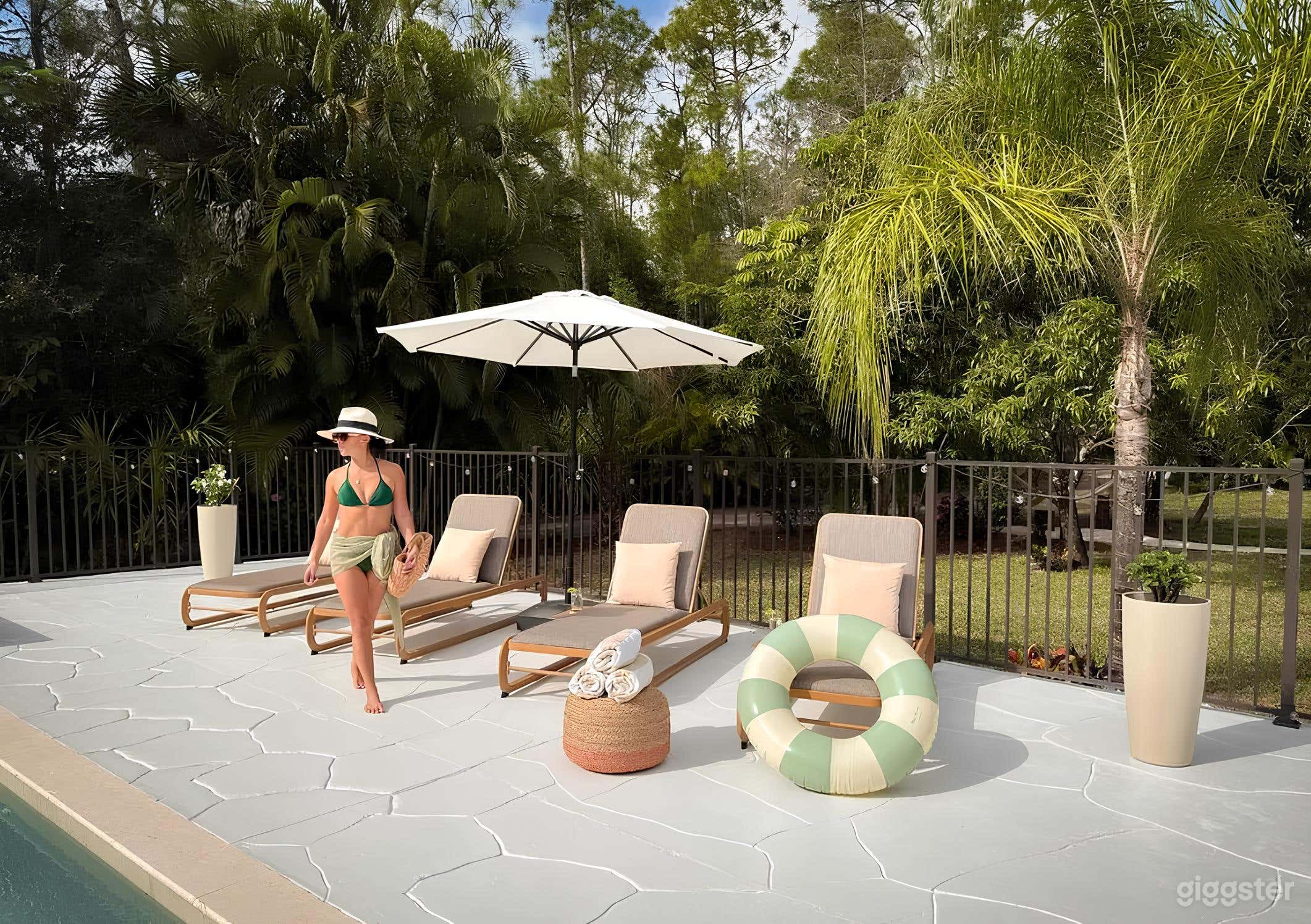 Luxurious Pool Area Photo 4