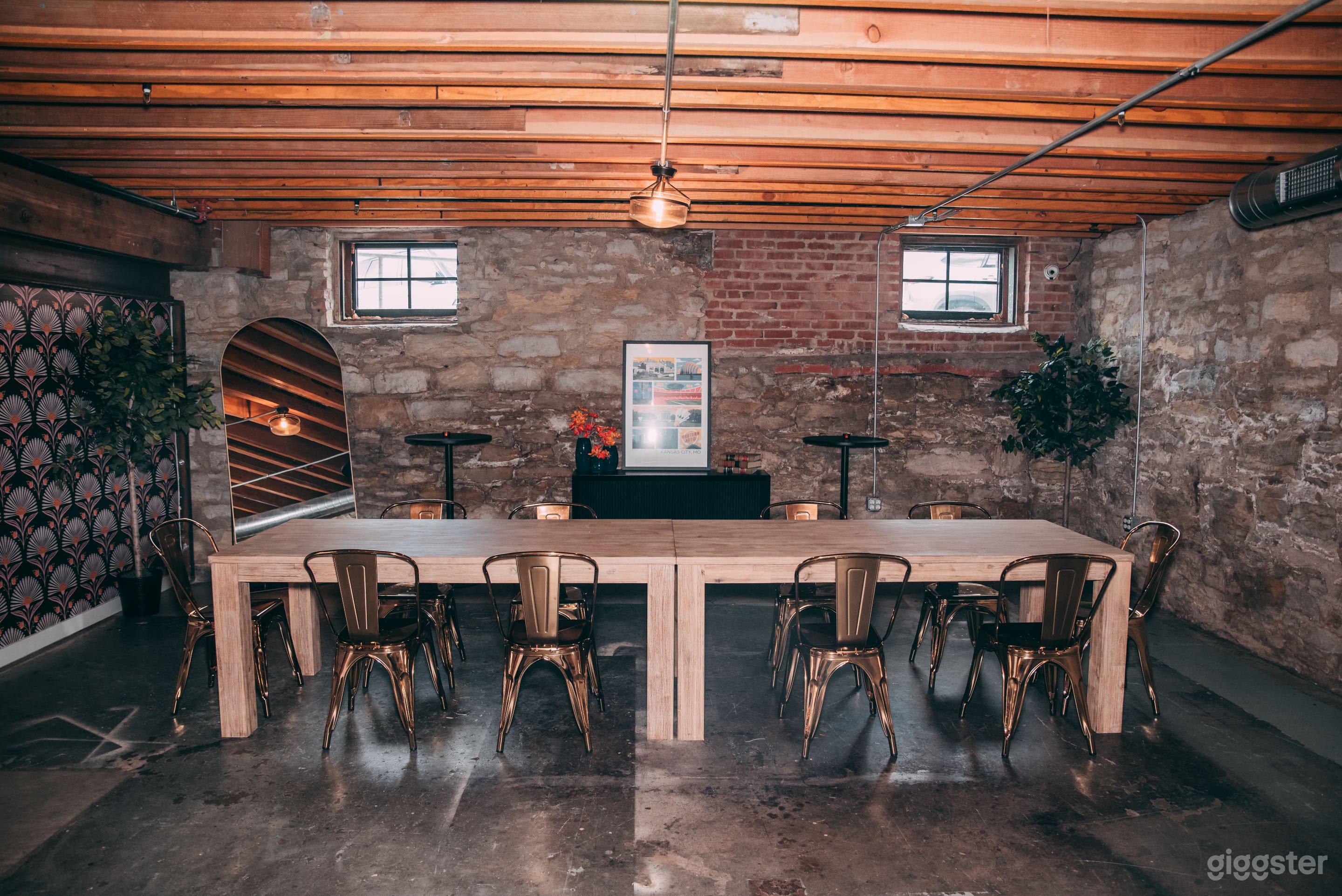 Furnished Private Speakeasy Photo 2