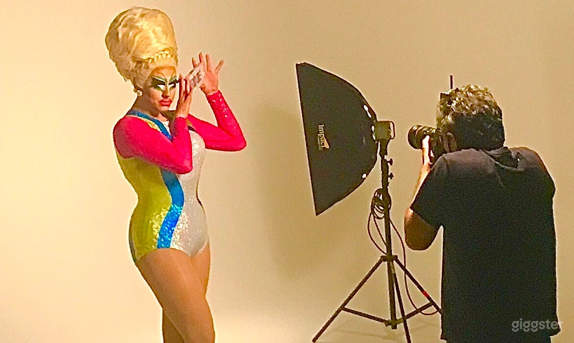 Turnkey Pre-Lit Creator's Studio Multi-Locations! Photo 1