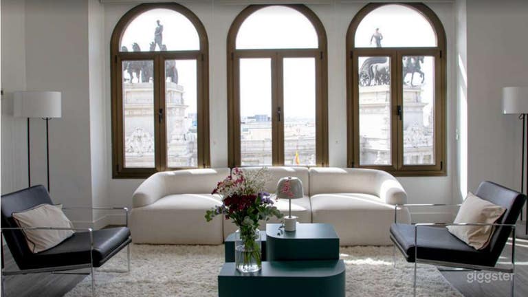  Hermoso Espacio amplio con dos orientaciones: Vistas a la Puerta del Sol y a la Plaza de Cibeles. 