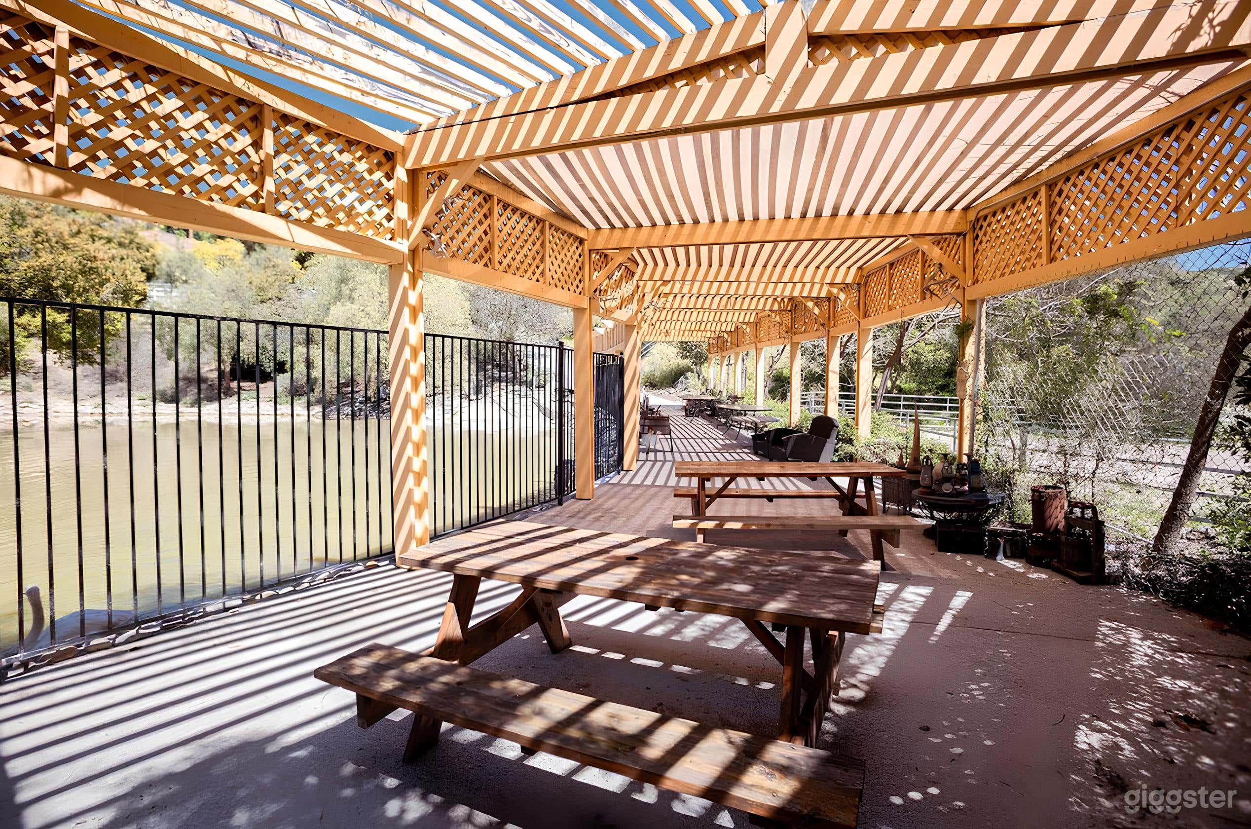 Antique Lake within a private 400 acres Ranch Photo 3