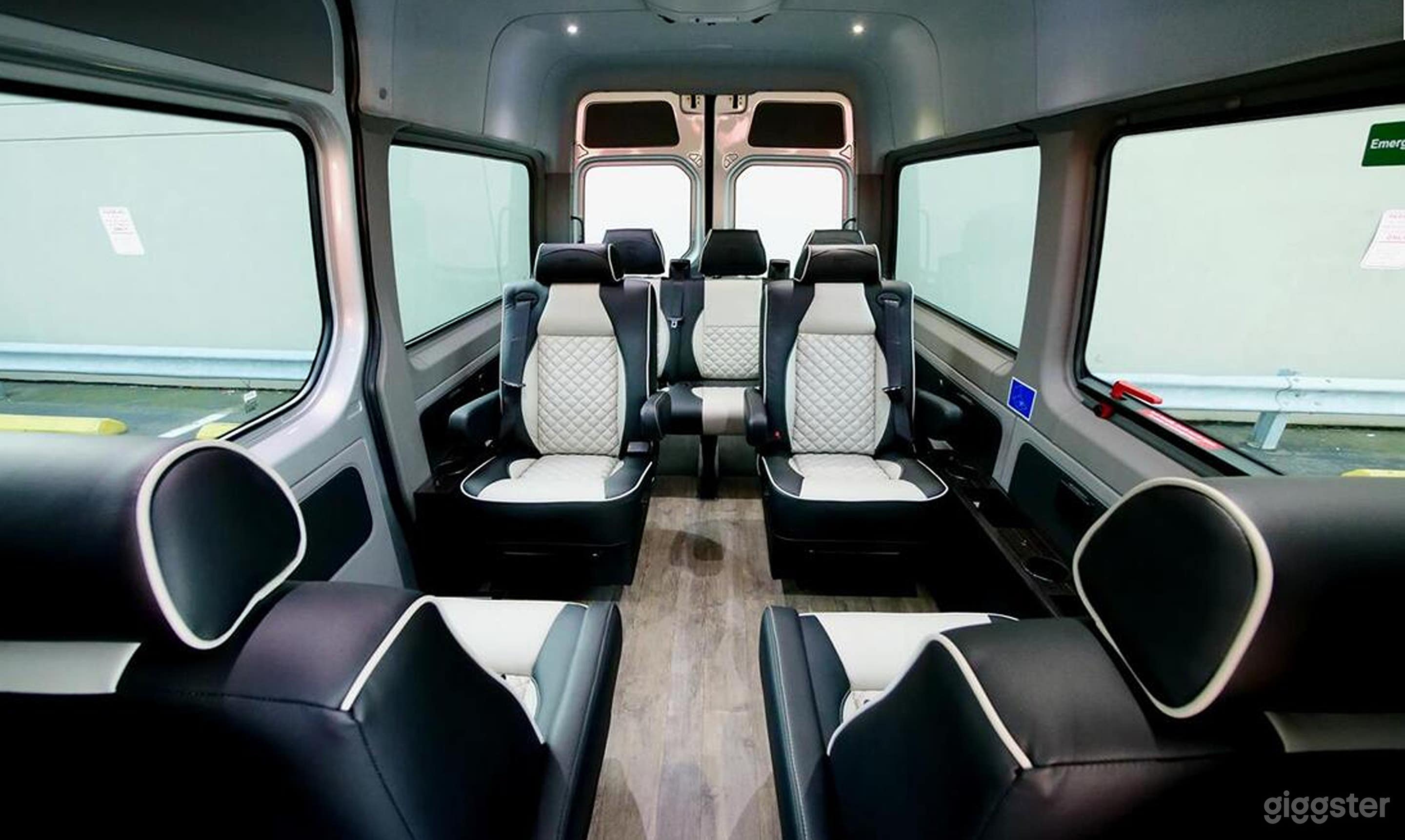 Elegant Bus for Intimate Groups of Eight Photo 3