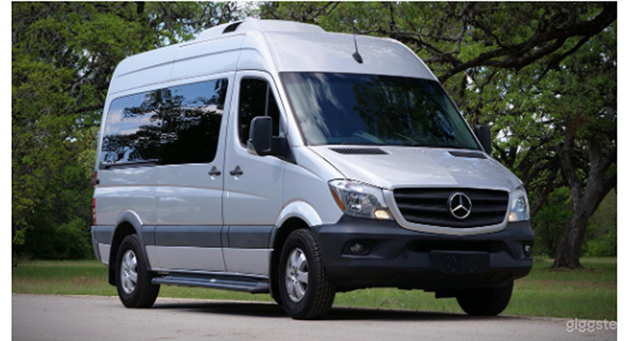 Elegant Bus for Intimate Groups of Eight Photo 1