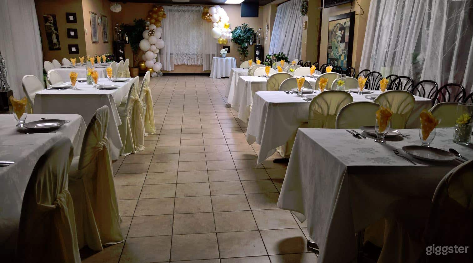 Warm Elegant Restaurant Venue for Intimate Events Mississaug Photo 3