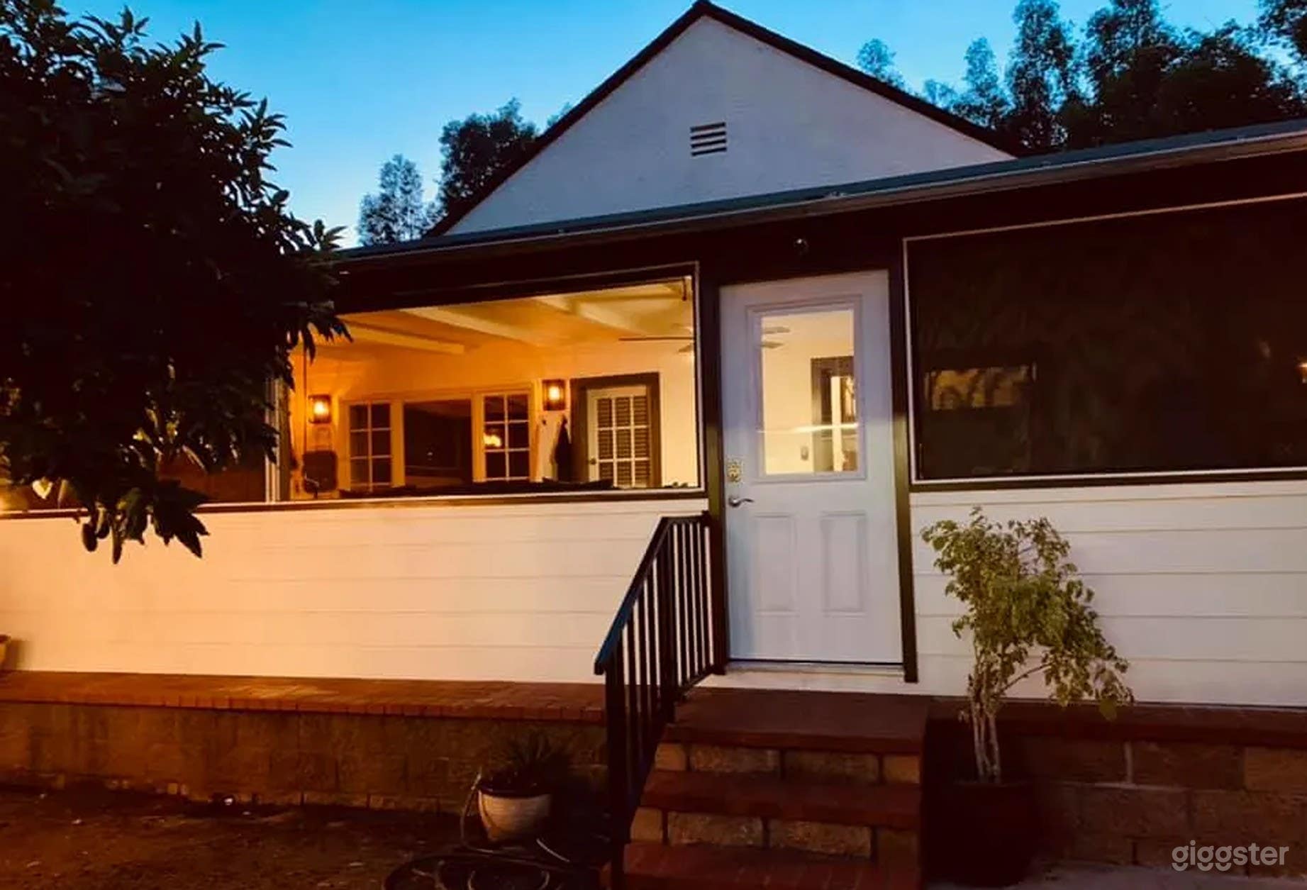 Cozy Studio Guest House with Queen Bed Photo 3