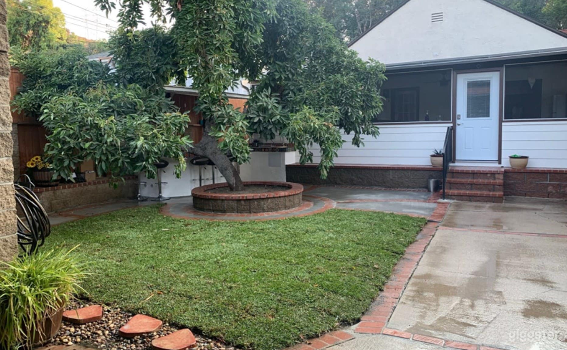 Cozy Studio Guest House with Queen Bed Photo 2