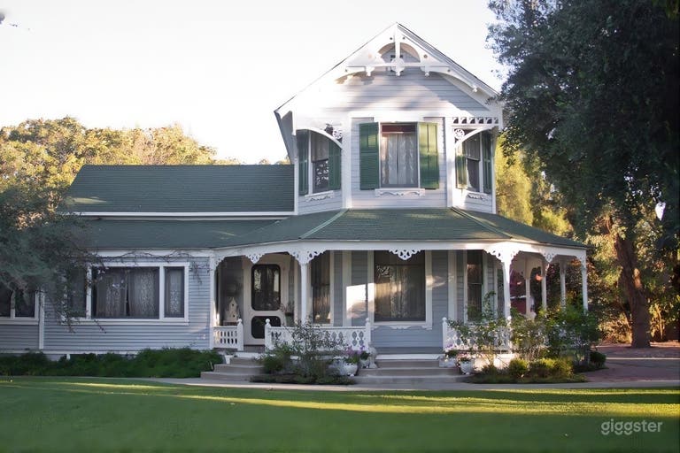  Victorian Farmhouse w/Barns & Green Lawns on 6 Acre Farm 