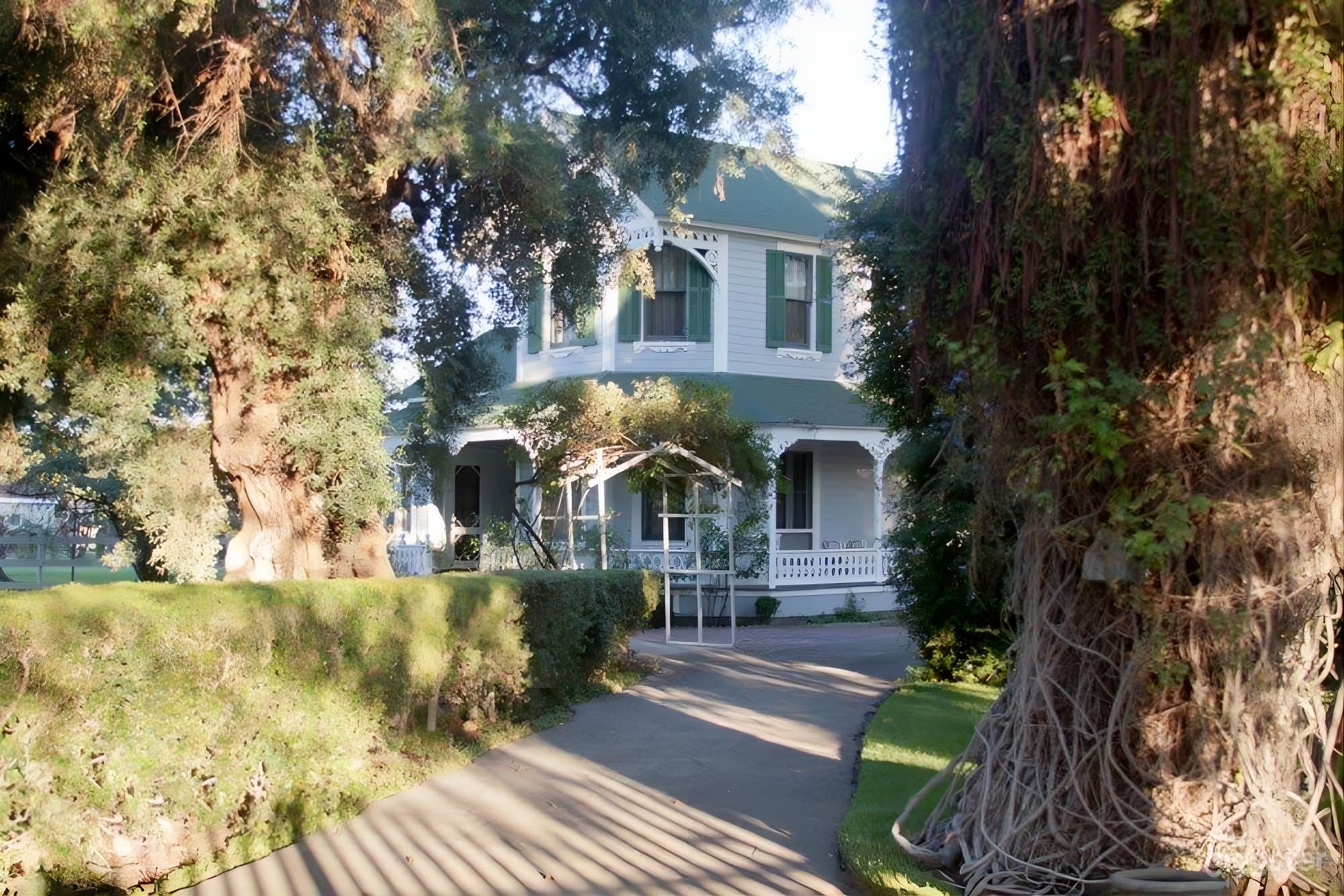 Victorian Farmhouse w/Barns & Green Lawns on 6 Acre Farm Photo 3