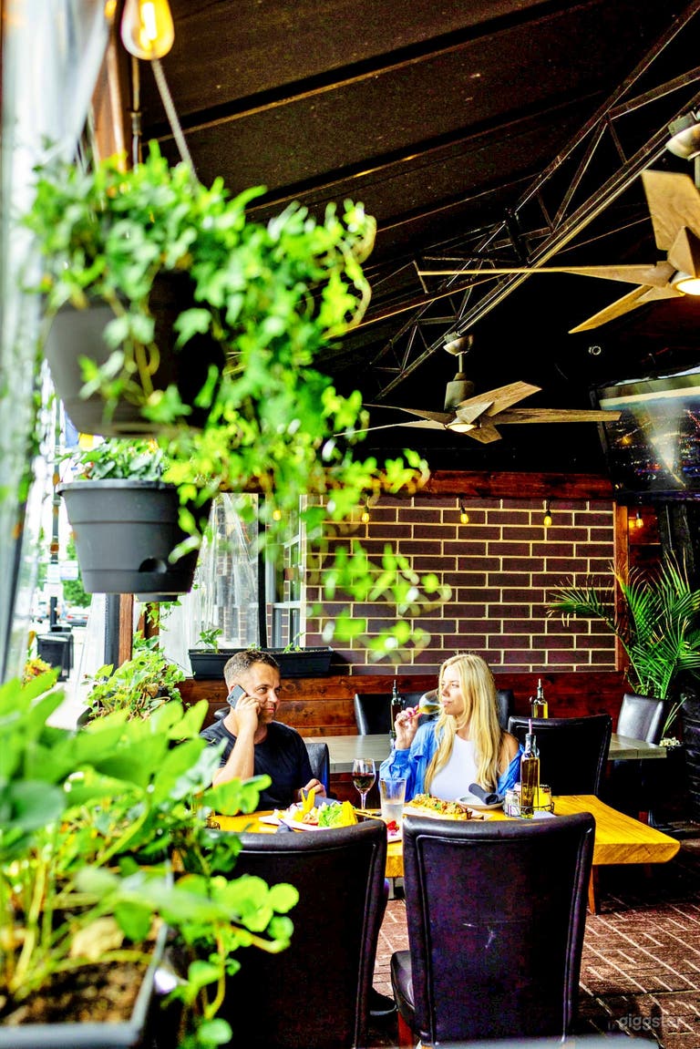  Patio Cubierto al Aire Libre en Restaurante Moderno 